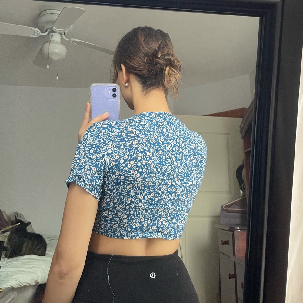 SHEIN blue flower front tie crop top - Picture 3 of 4